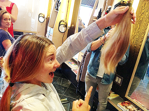 Shailene Woodley cortando seu cabelo para The Fault in Our Stars.