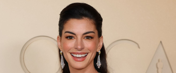 Anne Hathaway lacrando em O Diabo Veste Prada 2