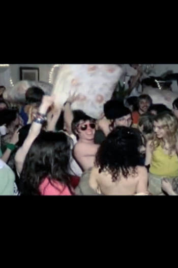  de Curta We All Want to Be Young (2010)