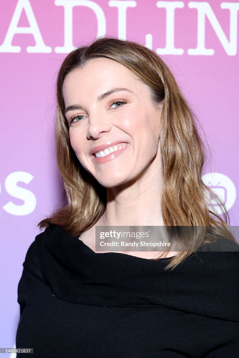 Betty Gilpin - Foto 1