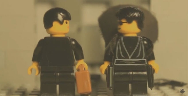 Matrix: cena do tiroteiro no saguão refeita em LEGO