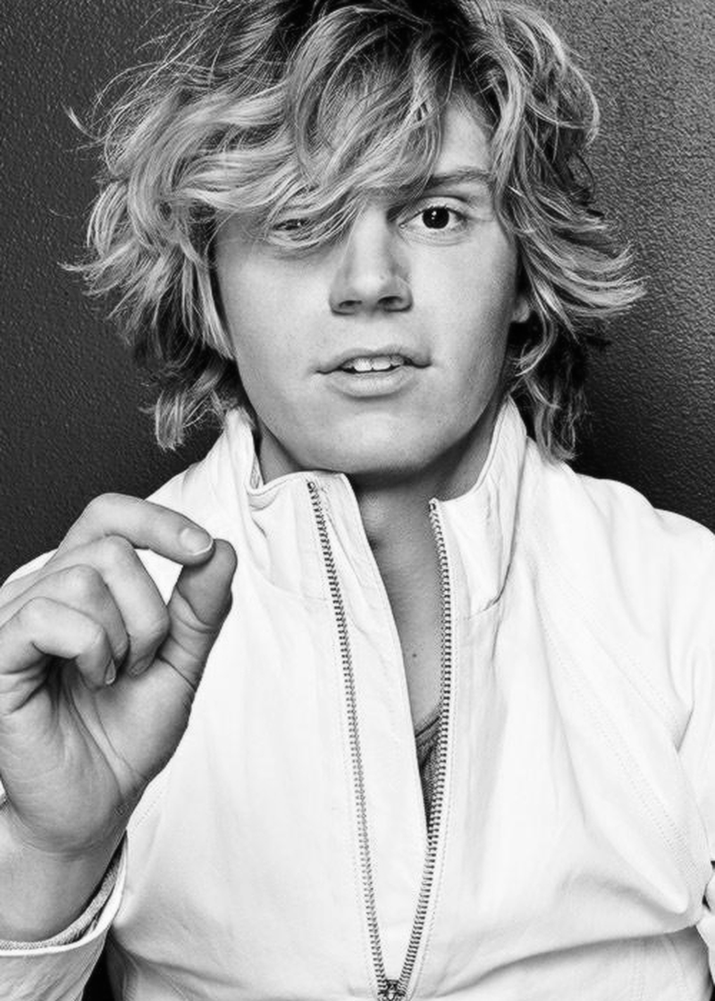 Evan Peters - Foto 12