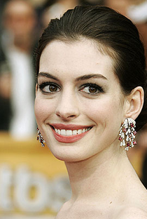 Anne Hathaway - Poster / Capa / Cartaz - Oficial 1
