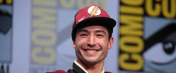 Ezra Miller planeja retorno "cauteloso" a Hollywood