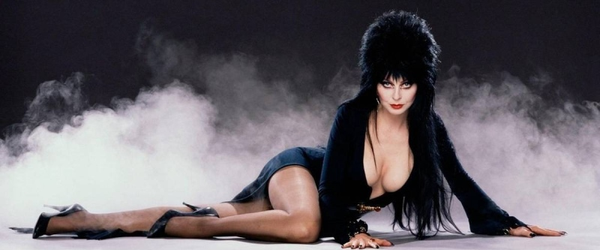 Há exatos 30 anos era lançado o clássico Elvira, A Rainha das Trevas