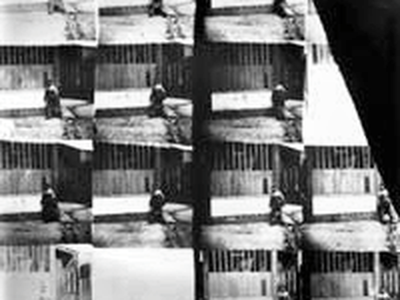 Foto 3 de Man Walking Around the Corner