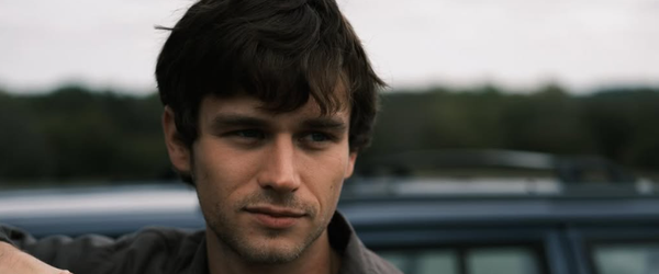 Brandon Flynn fala sobre cena explícita em “Fucktoys” e biografia de James Dean
