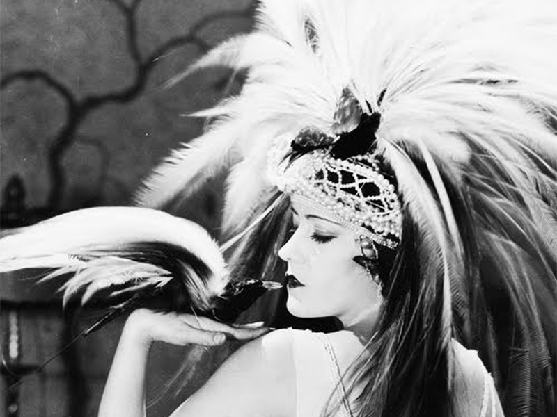 Foto 1 de Her Gilded Cage 