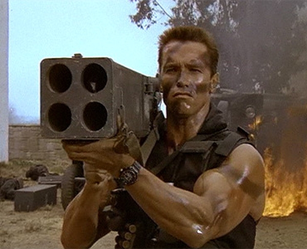Schwarzenegger diz que filmes violentos não são influências para tiroteios em escolas