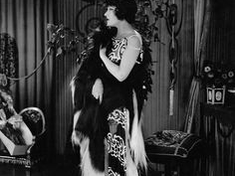 Foto 2 de Her Gilded Cage 