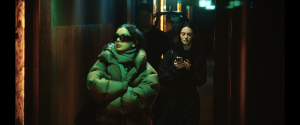 Charlie xcx revisita sucesso de Brat nos cinemas