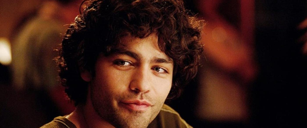 Diretor de ‘O Diabo Veste Prada 2’ revela por que Adrian Grenier ficou de fora da sequência