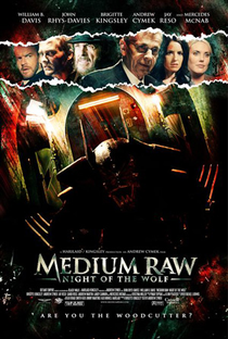 Medium Raw: Night of the Wolf - Poster / Capa / Cartaz - Oficial 1