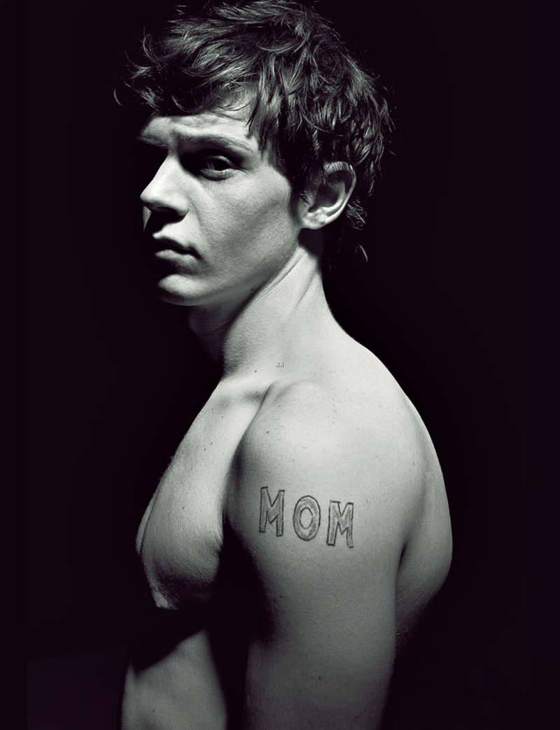 Evan Peters - Foto 13
