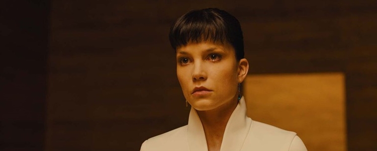 Sylvia Kristel, estrela da franquia erótica Emmanuelle, será vivida por Sylvia Hoeks, atriz de Blade Runner 2049 em cinebiografia