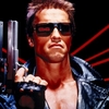Linda Hamilton e Schwarzenegger recriam foto clássica