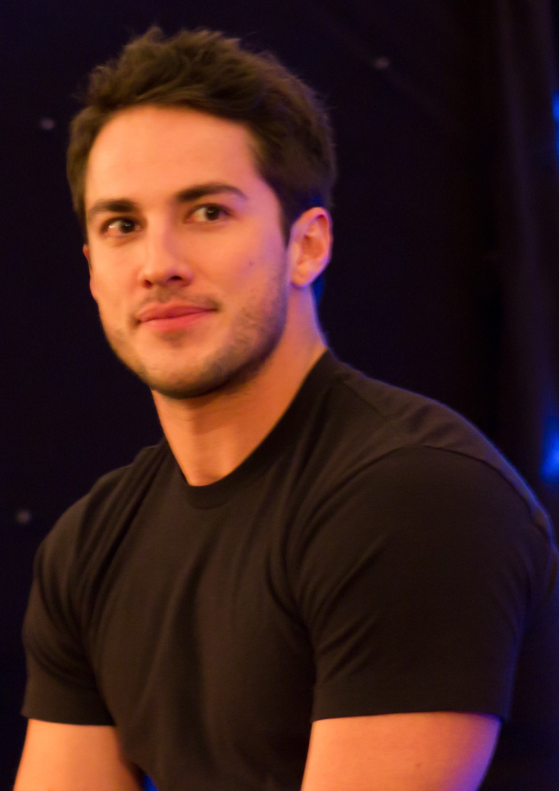 Michael Trevino (I) - Foto 2
