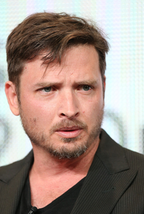 Aden Young - Poster / Capa / Cartaz - Oficial 1