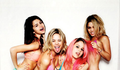 Selena Gomez e Vanessa Hudgens no primeiro trailer de Spring Breakers