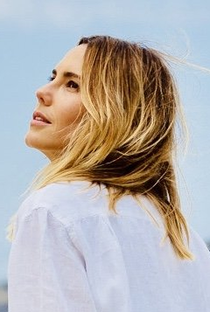 Lívia de Bueno - Poster 1