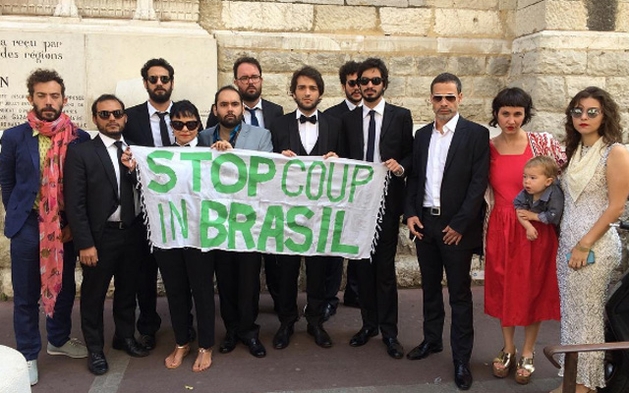 Cannes 2016: Atores brasileiros protestam contra situação política do país