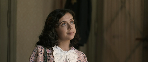 Bel Powley diz discordar das opiniões de J.K. Rowling sobre gênero