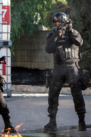 Poster de Episódio Under Fire (2021)