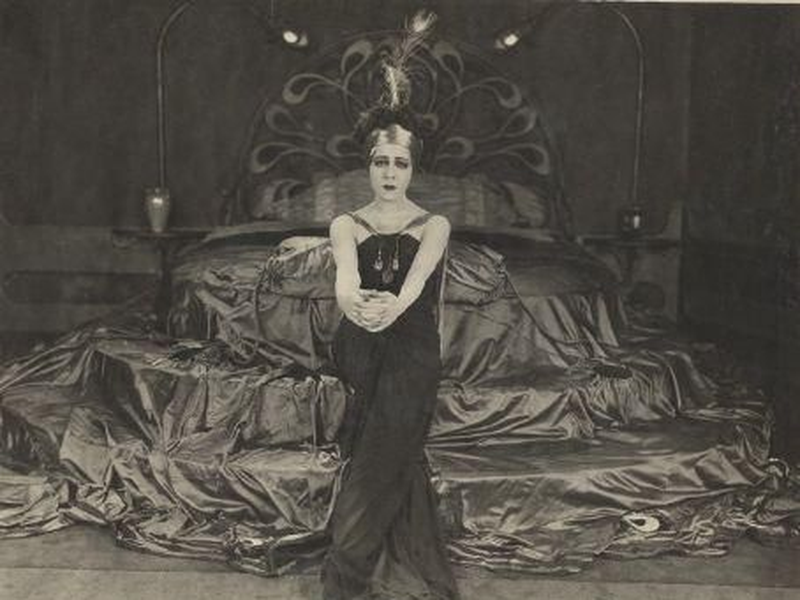 Foto 1 de Madame Peacock 