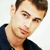 Theo James - Foto 1