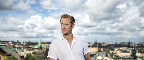 Alexander Skarsgård relembra fase difícil em Hollywood: “Chorava no chuveiro"