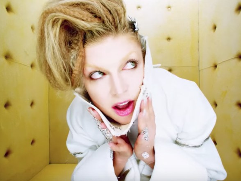 Foto 4 de Fergie: A Little Work