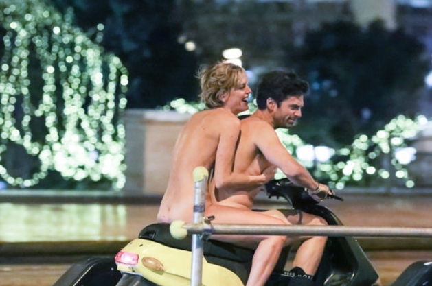 Monday | Sebastian Stan anda de moto completamente em nu em fotos de bastidores