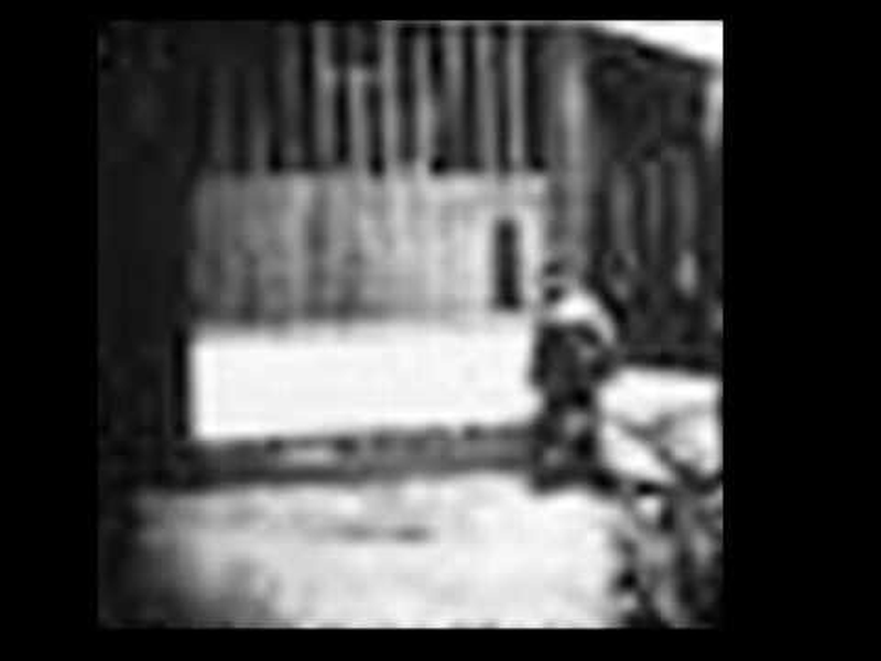 Foto 2 de Man Walking Around the Corner