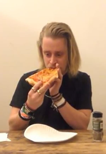 Macaulay Culkin Eating a Slice of Pizza (Macaulay Culkin Eating a Slice of Pizza)