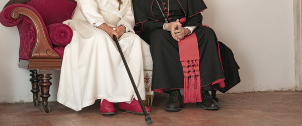 Netflix lança imagem de Anthony Hopkins e Jonathan Pryce em Dois Papas