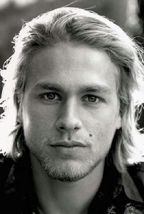 Charlie Hunnam - Poster 1