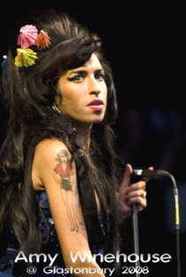 Amy Winehouse - Live At Glastonbury Festival - Poster / Capa / Cartaz - Oficial 1