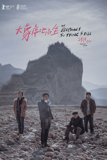  de Filme Um Elefante Sentado Quieto (2018)