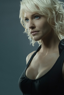 Tricia Helfer - Poster / Capa / Cartaz - Oficial 1