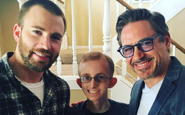 Robert Downey Jr. e Chris Evans visitam fã que luta contra o câncer