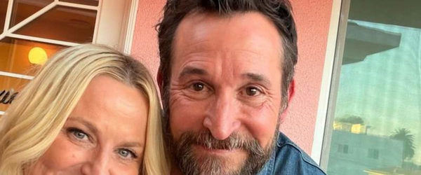 Amy Poehler sugere mais romance em The Pitt