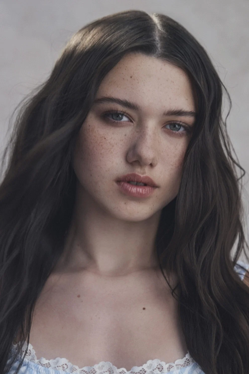 Violet McGraw - Foto 1