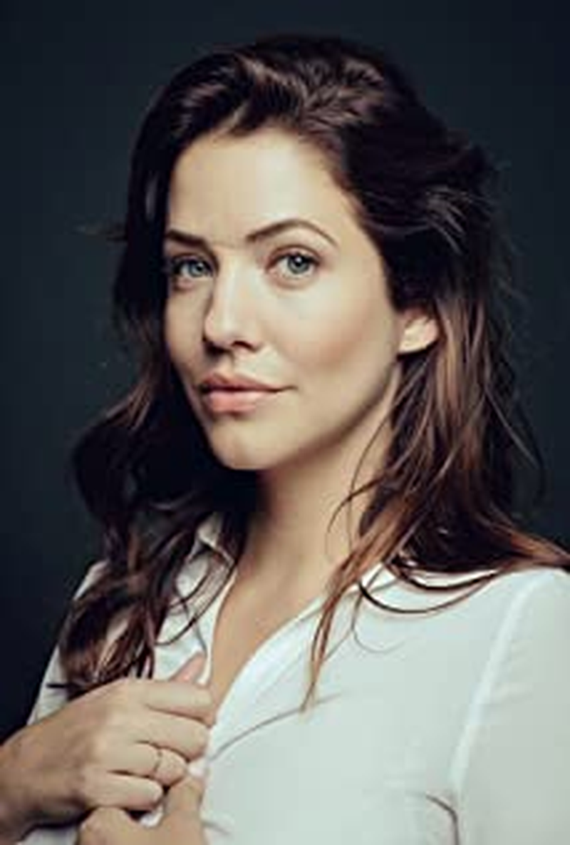 Julie Gonzalo - Foto 1