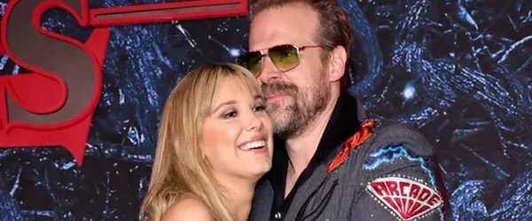 David Harbour acusado de assédio moral