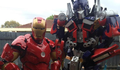 Homem de Ferro e Optimus Prime dançando juntos numa festa infantil